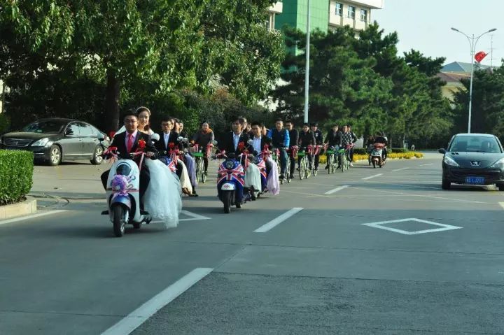 秦皇島街頭現(xiàn)共享單車婚禮 別樣創(chuàng)意驚艷海濱！