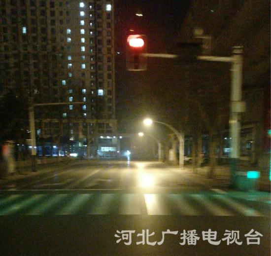 今晨6點(diǎn)，石家莊市裕華路與中華大街附近街景。（張若晨 攝）