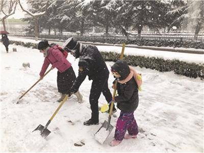 韓軍一家三口在掃雪。 魏劍 攝